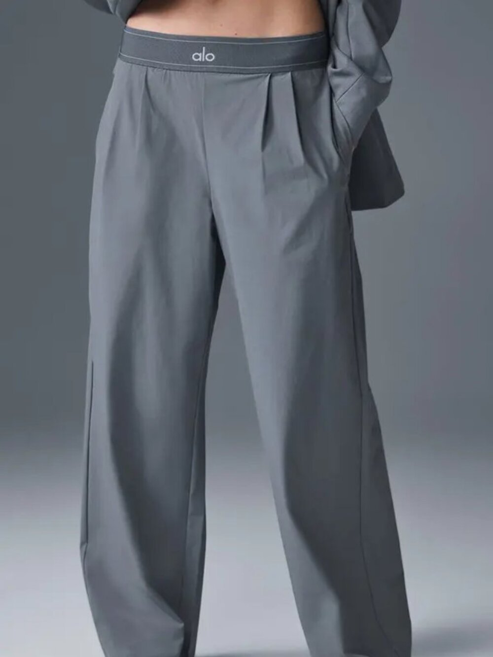 Alo Yoga NWT Steel Grey Pants Regular 30-inch😎Cool Girl Wardrobe Essentials⛄ - Picture 7 of 7